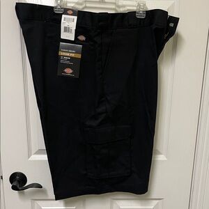 NWT Dickies Loose Fit Cargo Work Shorts Men’s 44 Black 13" Inseam Loose Fit
